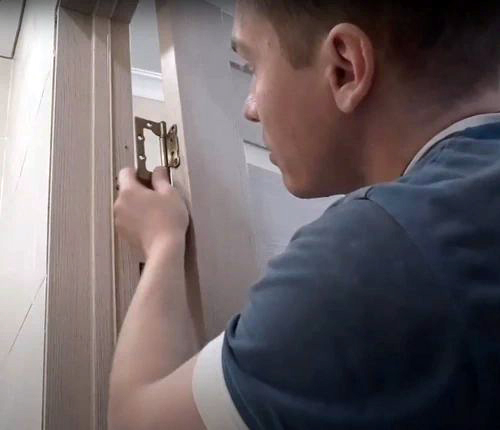 Сначала прикручиваем верхнюю петлю, затем нижнюю